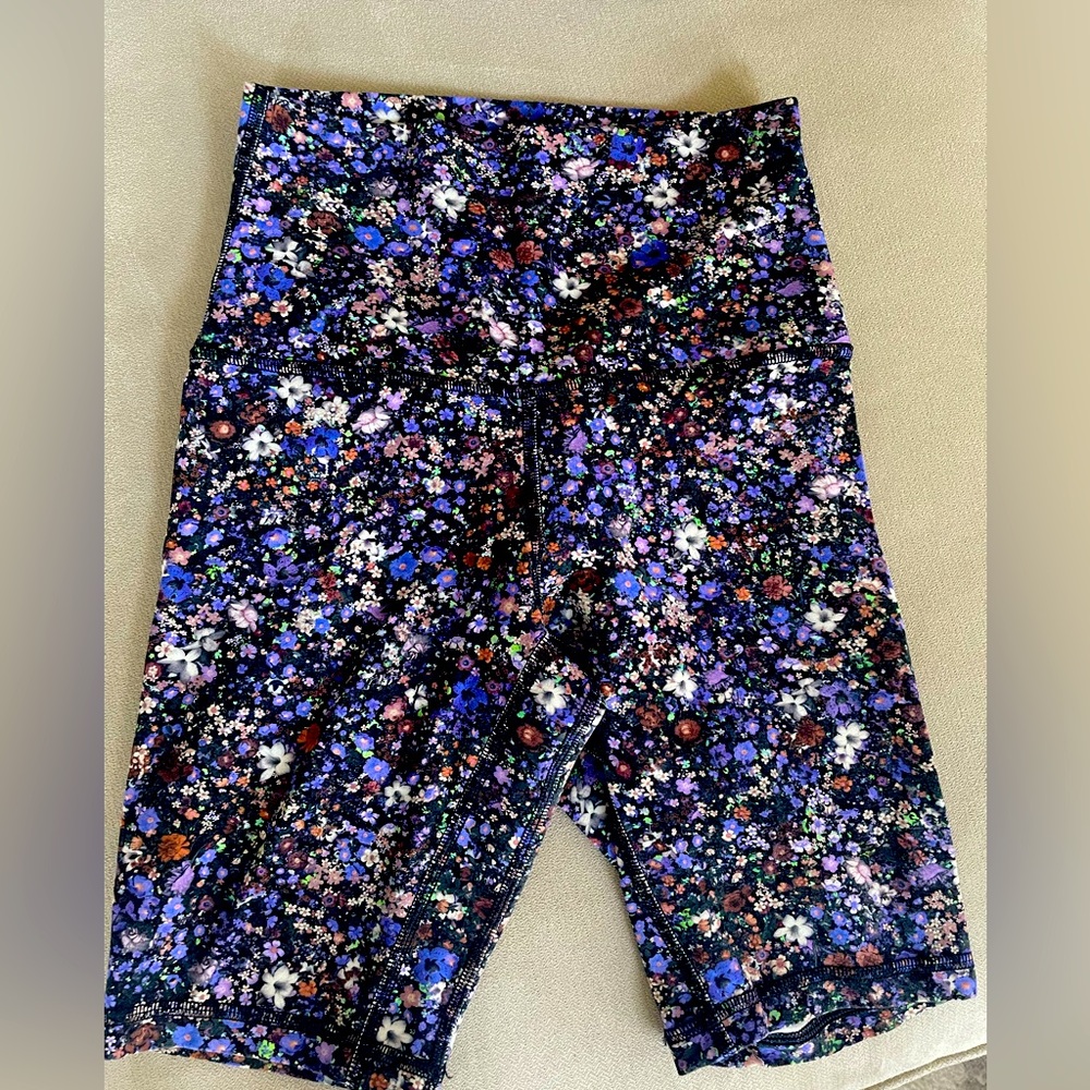 Lululemon biker shorts Align 6” size 2 flower print